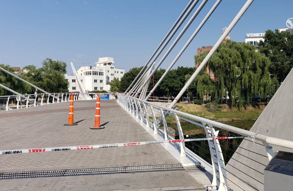 Carlos Paz: se sacaba una selfie sobre el puente peatonal y cayó al lago