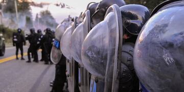 El operativo del Comando Unificado de fuerzas de seguridad en Villa Mascardi, a 35 kilómetros de Bariloche, inició en la madrugada de hoy con el despliegue de unos 250 uniformados de fuerzas federales y provinciales y el corte de la ruta nacional 40 para "resguardar al resto de las personas". Telam