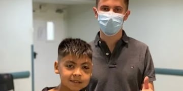 El piloto campeón, Tobías Martínez, visitó al niño que se accidentó en la carrera