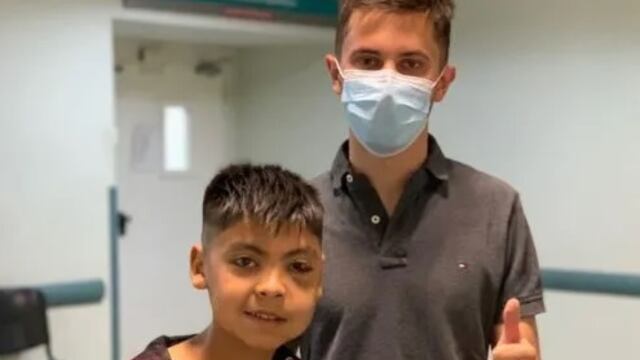 El piloto campeón, Tobías Martínez, visitó al niño que se accidentó en la carrera