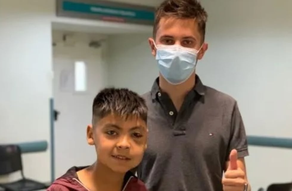 El piloto campeón del TC Mouras, Tobías Martínez, visitó en el hospital al niño que se accidentó en el autódromo