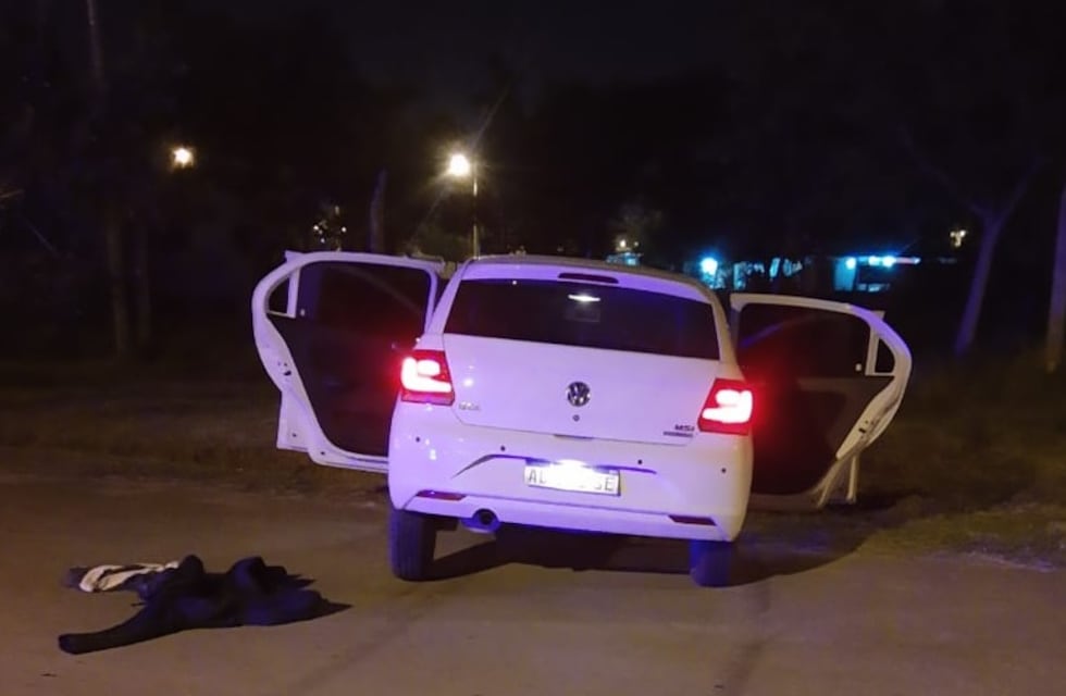 Se tirotearon con la policía, abandonaron un auto y escaparon a pie