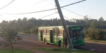 Posadas: colectivo urbano chocó contra un poste y un bebé resultó herido.