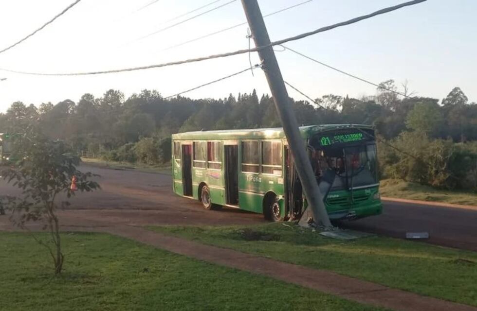 Posadas: colectivo urbano chocó contra un poste y un bebé resultó herido