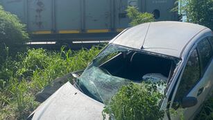 Córdoba: un auto sufrió graves destrozos tras chocar con un tren en la vía a Malvinas Argentinas. (Policía)