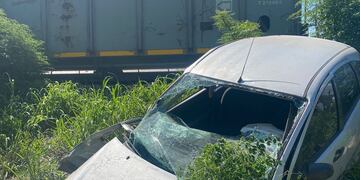 Córdoba: un auto sufrió graves destrozos tras chocar con un tren en la vía a Malvinas Argentinas. (Policía)