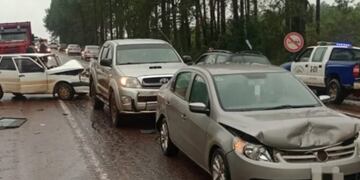 Aparatoso accidente en Eldorado: choque múltiple entre automóviles dejó daños materiales.
