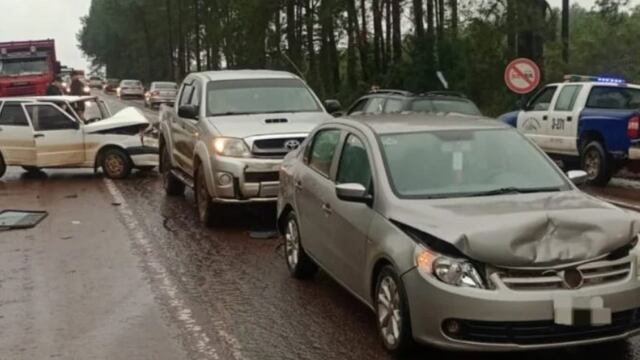 Aparatoso accidente en Eldorado: choque múltiple entre automóviles dejó daños materiales.