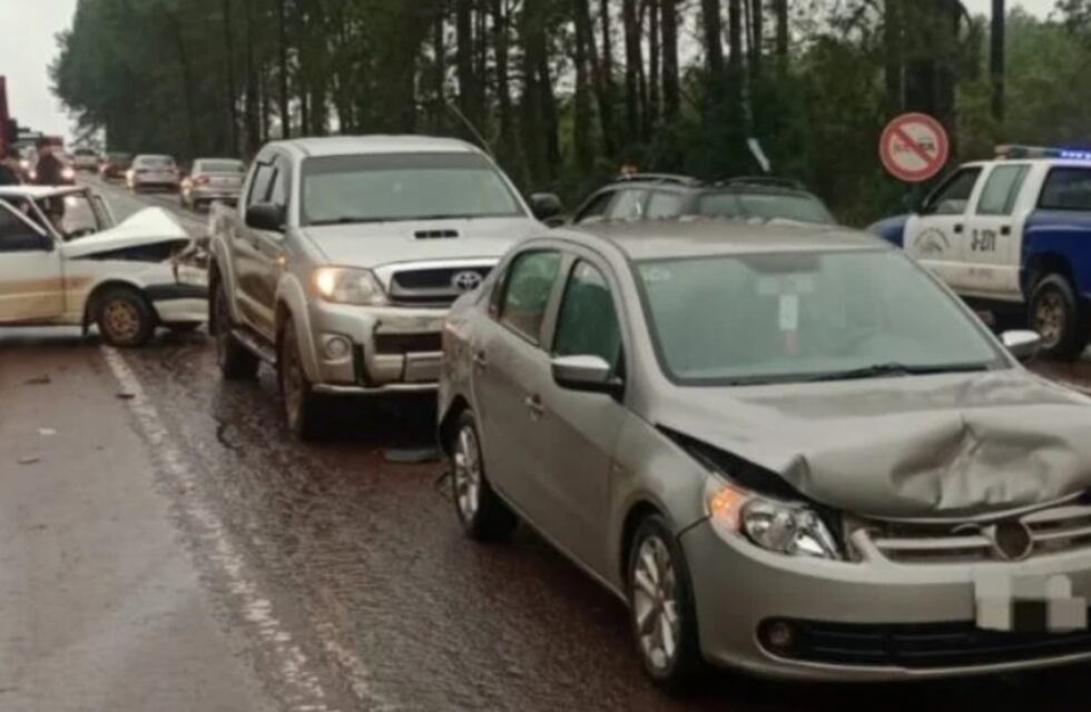Aparatoso accidente en Eldorado: choque múltiple entre automóviles dejó daños materiales