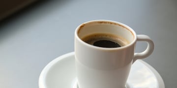 Qué significa dejar el último sorbo de café en la taza.