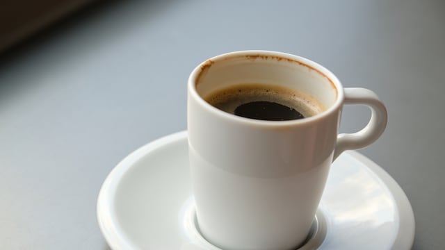 Qué significa dejar el último sorbo de café en la taza.