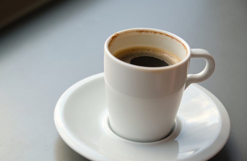 Qué significa dejar el último sorbo de café en la taza, según la psicología