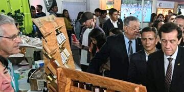 El gobernador Carlos Sadir, conducido por el secretario Martín Llanos (ambos a la derecha) en su vista al stand del Valle de los Pericos, en la Expojuy 2024.