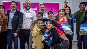 Entregan decretos de preadjudicación de tierras a integrantes del SUTEF