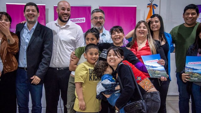 Entregan decretos de preadjudicación de tierras a integrantes del SUTEF