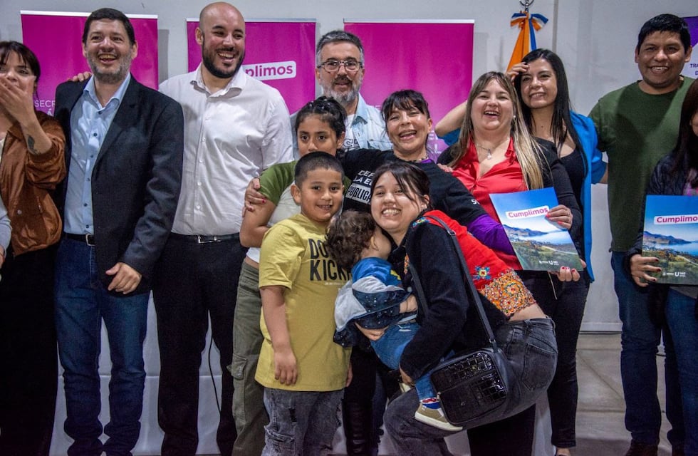 Entregan decretos de preadjudicación de tierras a integrantes del SUTEF