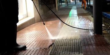 Multarán a ciudadanos que laven veredas y carguen piletas en Puerto Esperanza.