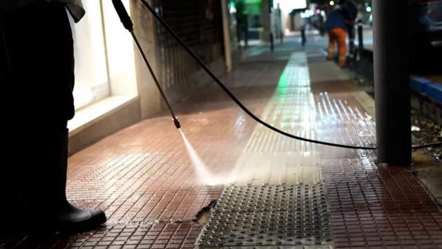 Multarán a ciudadanos que laven veredas y carguen piletas en Puerto Esperanza.