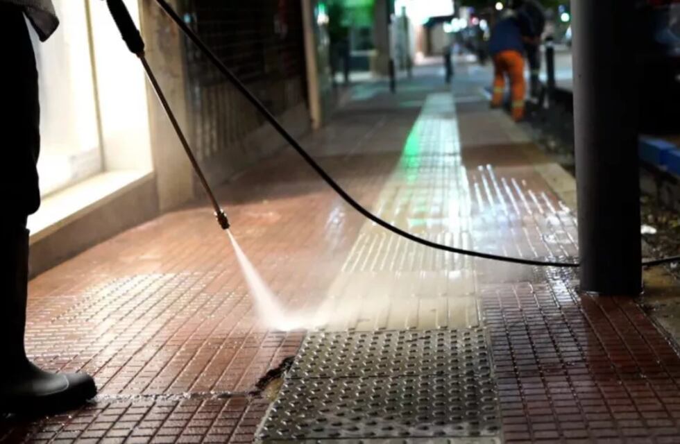Multarán a ciudadanos que laven veredas y carguen piletas en Puerto Esperanza
