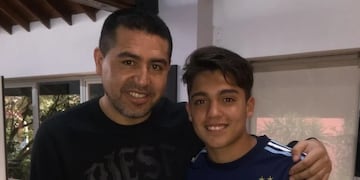 Juan Román Riquelme y Exequiel Zeballos
