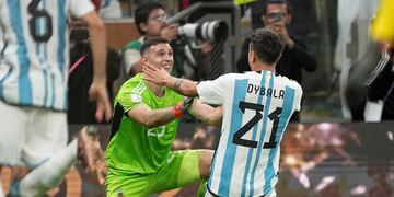 El Dibu Martínez y Paulo Dybala a punto de darse el abrazo del campeón (AP)