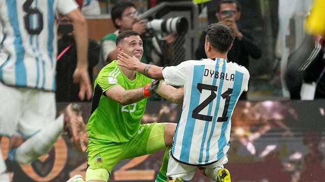 Paulo Dybala convirtió su penal ante Francia y se abraza al Dibu. Argentina es campeona del Mundo (AP).
