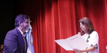 Susana Montaldo toma juramento a Salazar.