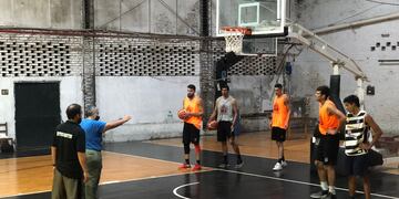 Estudiantes se prepara para su primera participación el la Liga Argentina de Básquet.