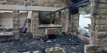 Así quedó la propiedad incendiada por mapuches en Villa Mascardi (Gentileza / Diario Río Negro)