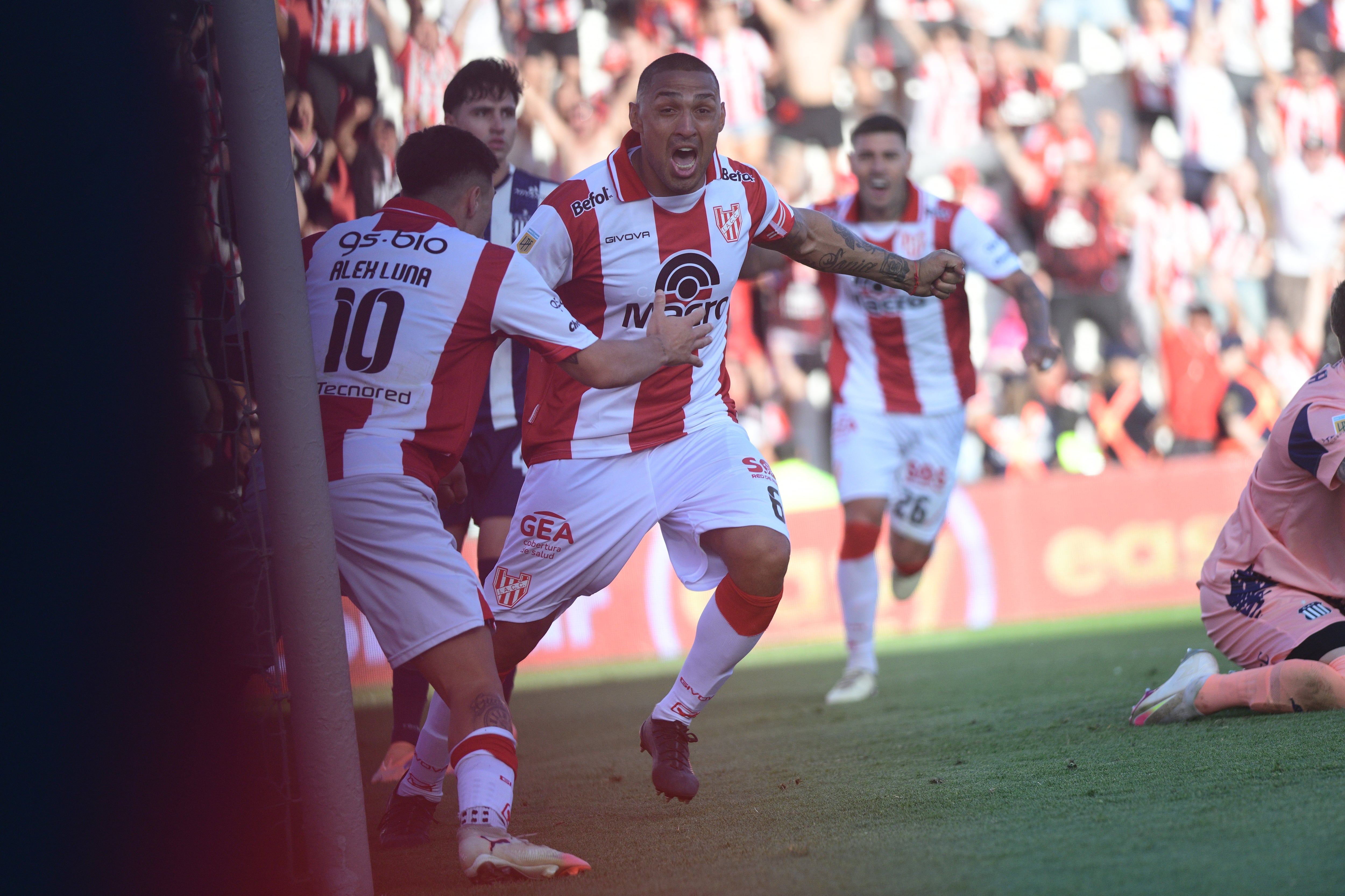 En la cancha de Instituto en Alta Córdoba Instituto y Talleres jugaron un partido intenso por la última fecha de la LPF. (Javier Ferreyra/ La Voz)