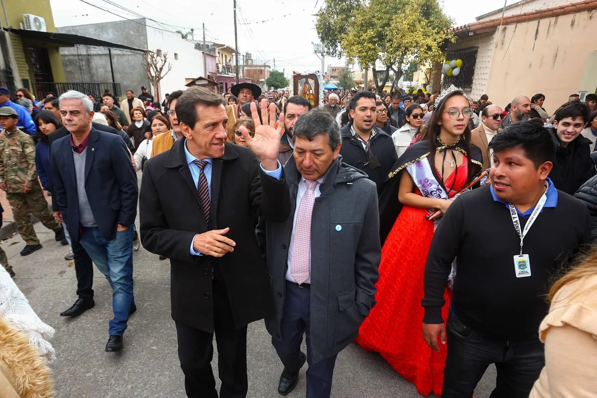 El gobernador Carlos Sadir participó en las tradicionales fiestas patronales en honor a la Virgen del Carmen, celebradas con una gran concurrencia de fieles.