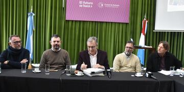 Firma del proyecto de ordenanza para regular 1250 ha. de suelo industrial
