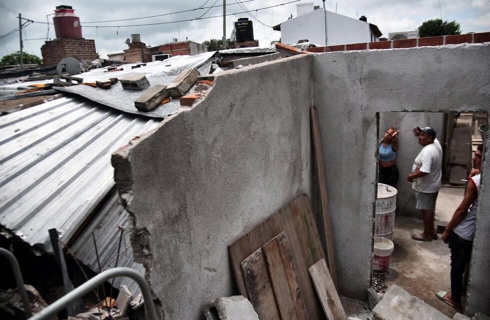 Córdoba: descarriló un tren, destrozó dos casas y dos personas terminaron heridas