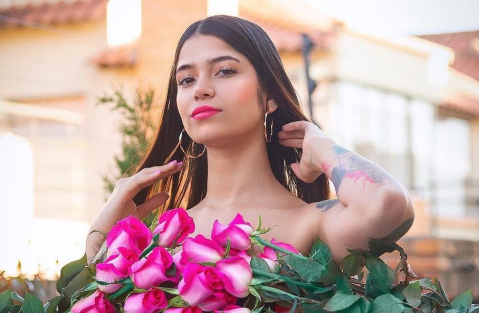 Jenn Muriel conquistó frente al espejo en una bikini roja y dejó a la vista sus tatuajes