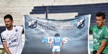 Antes del amistoso en Juniors, los jugadores del Albo y de Sportivo Belgrano posaron con banderas sobre el 10.