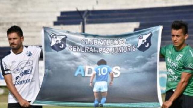 Antes del amistoso en Juniors, los jugadores del Albo y de Sportivo Belgrano posaron con banderas sobre el 10.