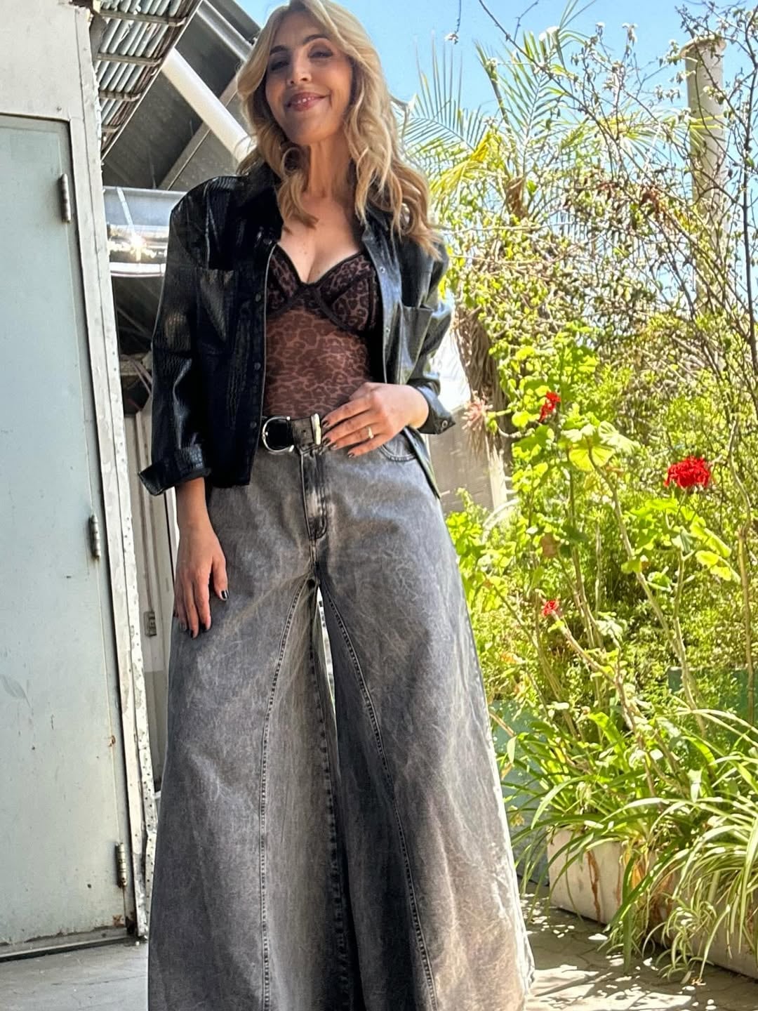 El destape de Karina Iavicoli: la periodista lució un look total black de encaje y transparencias y sorprendió a todos