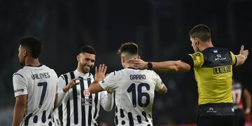 Doblete de Rodrigo Garro, el segundo espectacular, para la victoria de Talleres ante el líder River (Javier Ferreyra / La Voz)