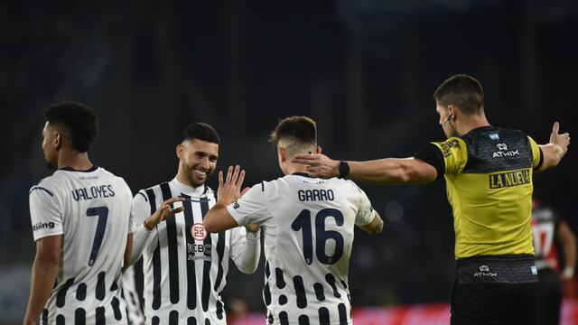 Doblete de Rodrigo Garro, el segundo espectacular, para la victoria de Talleres ante el líder River (Javier Ferreyra / La Voz)