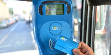 Tuvo que ver un tutorial para saber dónde poner la sube en el colectivo y su historia se hizo viral