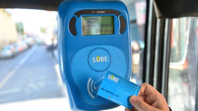 Tuvo que ver un tutorial para saber dónde poner la sube en el colectivo y su historia se hizo viral