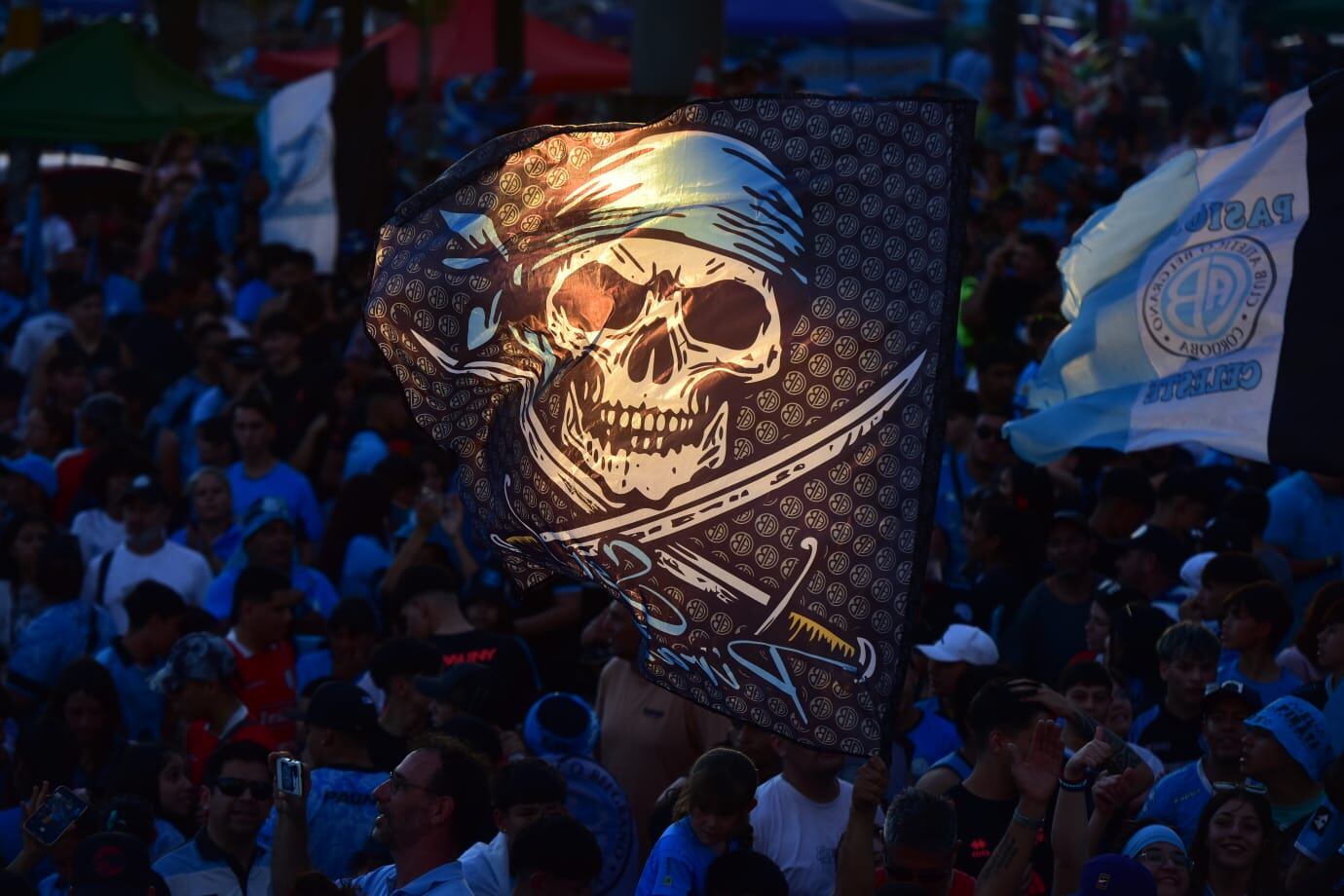 Banderazo de Belgrano en la previa del clásico con Talleres. (Nicolás Bravo / La Voz).