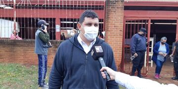 Con su voto emitido, el candidato Leonardo Rodríguez invita a “todos los vecinos a que se acerquen a votar con confianza”
