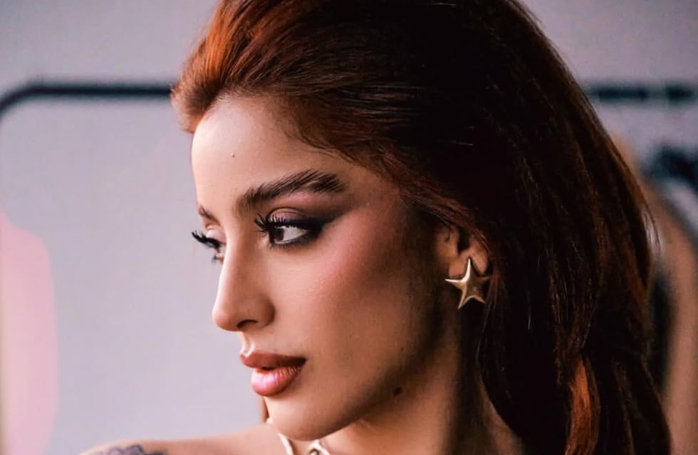 En medio de los rumores, Belu Negri posó en microbikini y transparencias desde la playa