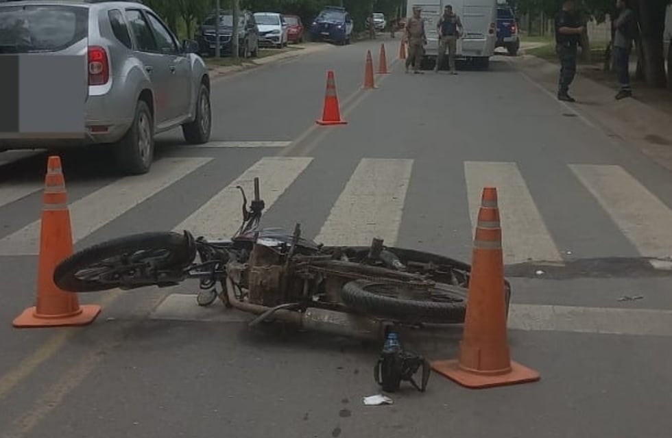 Un motociclista chocó contra un colectivo que trasladaba 12 presos en Córdoba