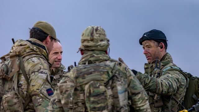 Malvinas: ejercicios militares, repudios argentinos y expresiones de la sociedad británica