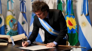 Milei firmando el pacto de Mayo.