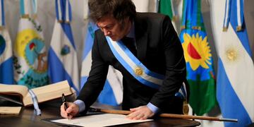 Milei firmando el pacto de Mayo.