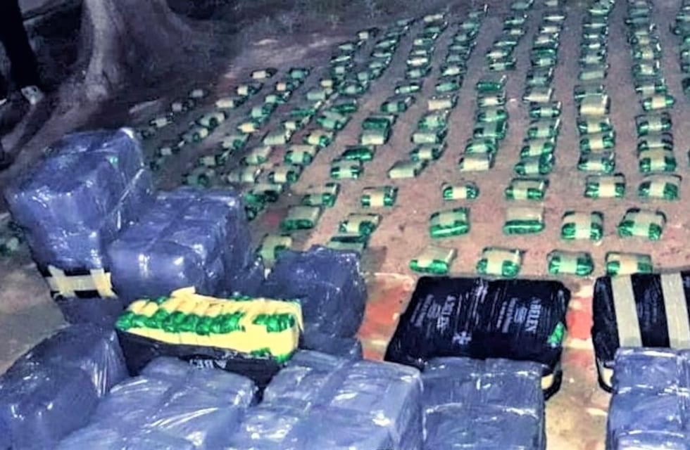 La Policía los quiso ayudar, pero les descubrieron 900 kilos de hojas de coca
