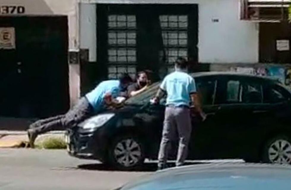 Barrio General Paz: quiso que no la multaran y embistió al inspector municipal